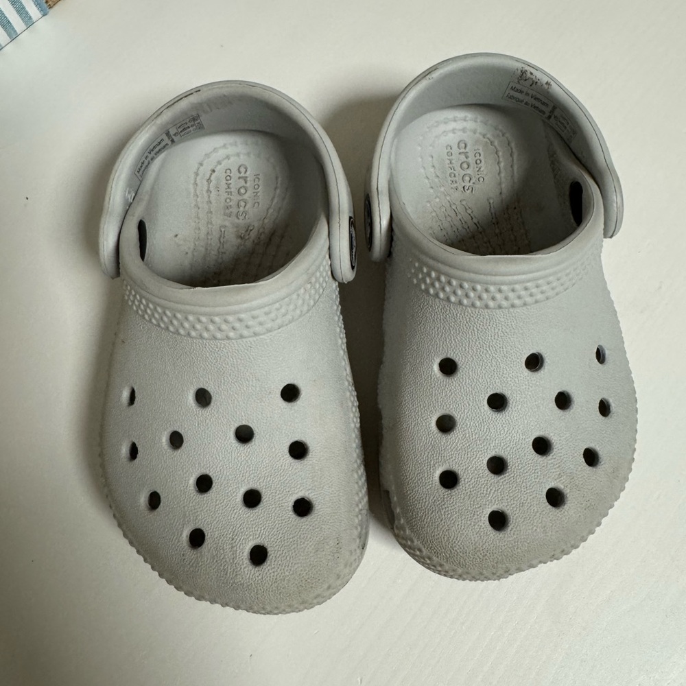 Crocs Classic Clog in Light Gray